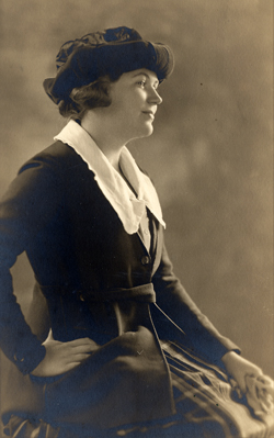 Dorothy Smith Dushkin, 1919
                             Photograph by Koehne (Chicago)