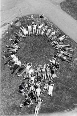Women's School of Planning and Architecture  participants forming a woman symbol, 1975