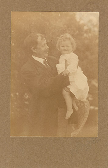 Philip Leslie Hale with his daughter, Nancy, 1909