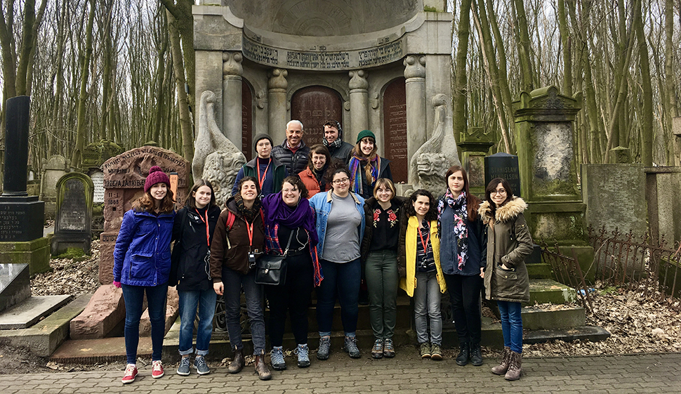 students at tomb of Yiddish writers in Warsaw