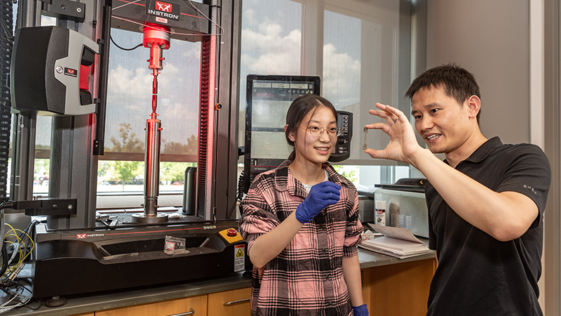 A student and a faculty member discussing something in a lab.