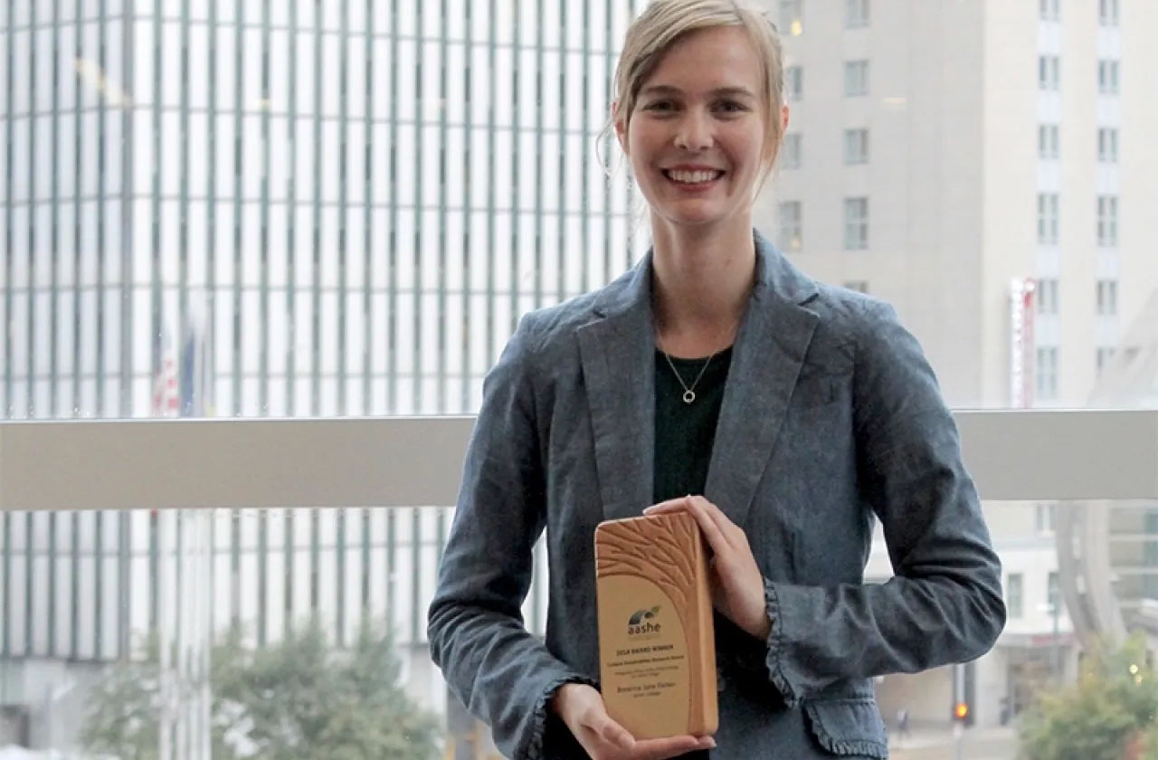 Breanna Parker '18 with AASHE award. Photo courtesy of AASHE.