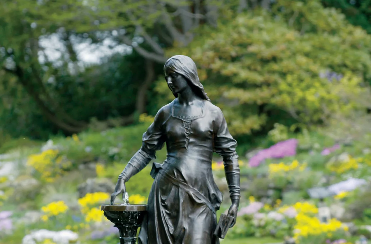Lanning fountain in spring