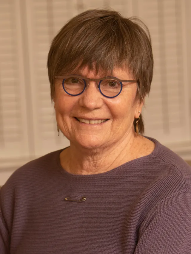 Headshot of Gwen Agna, a white woman