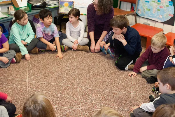 Teacher Roberta Murphy with her second grade class
