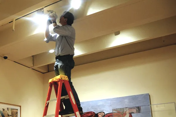 David Dempsey, associate director for museum services, installs an LED light fixture in the Art After 1950 gallery at the Smith College Museum of Art. Photo by Carmen Pullella '16.