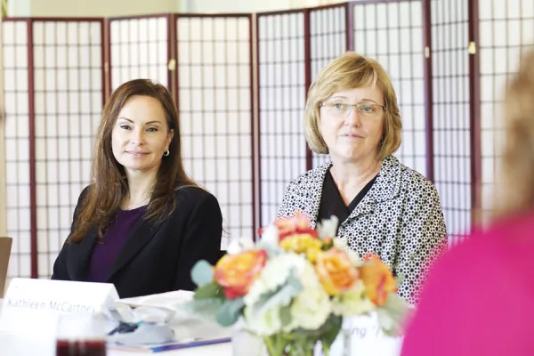 United States Treasurer Rosie Rios and Smith President Kathleen McCartney at a conversation McCartney hosted on campus about which woman should be featured on the new $10 bill.