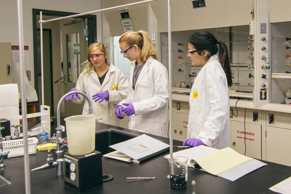 Teaching assistant Megan Wancura '17 (left) helps Organic II chemistry lab students Shannon Nicholls '19 and Daisy Vargas '18 with an experiment involving neurolenin D molecules. Photo by Shishi Shomloo '19