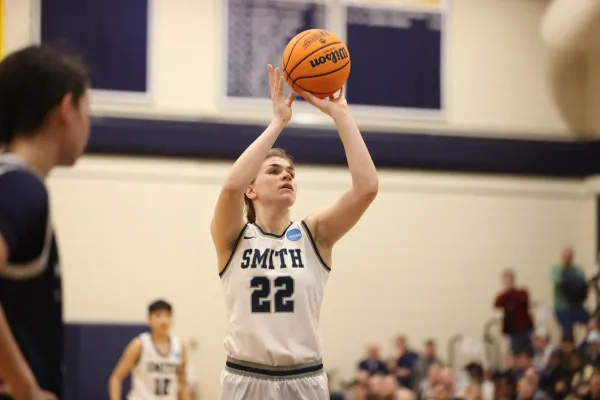 Smith basketball player Morgan Morrison '23 gets ready to shoot