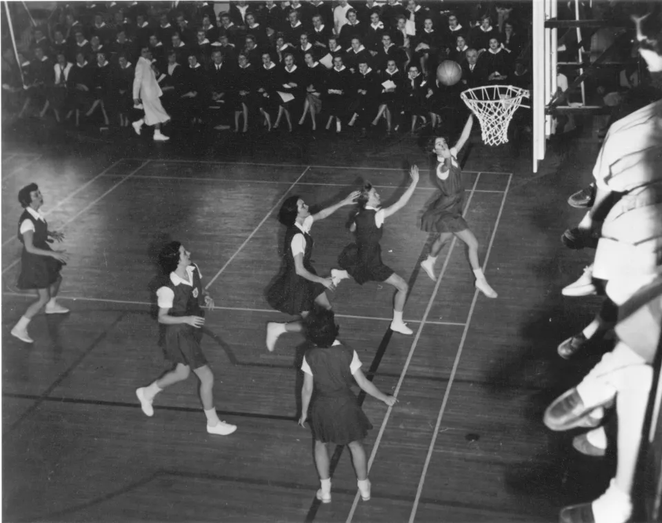 Smithies playing basketball in 1948.